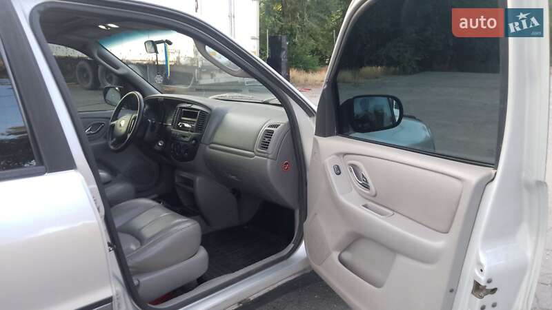 Внедорожник / Кроссовер Mazda Tribute 2001 в Запорожье