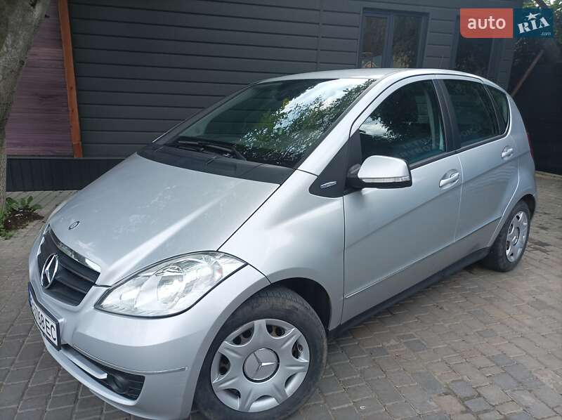 Хэтчбек Mercedes-Benz A-Class 2011 в 