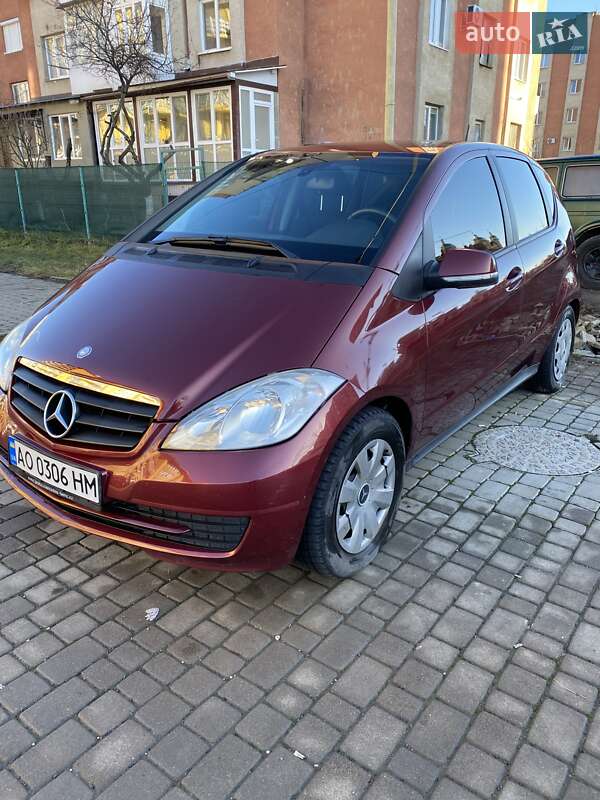Хэтчбек Mercedes-Benz A-Class 2010 в 