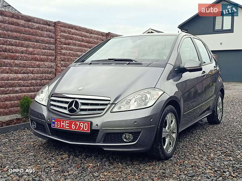 Хэтчбек Mercedes-Benz A-Class 2011 в 