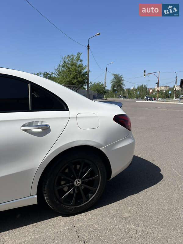 Седан Mercedes-Benz A-Class 2019 в Днепре