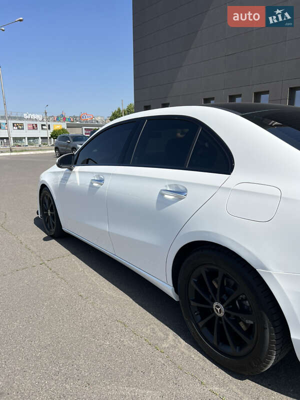 Седан Mercedes-Benz A-Class 2019 в Днепре