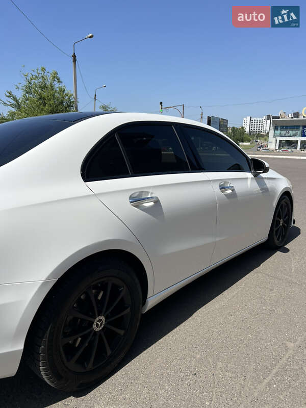 Седан Mercedes-Benz A-Class 2019 в Днепре
