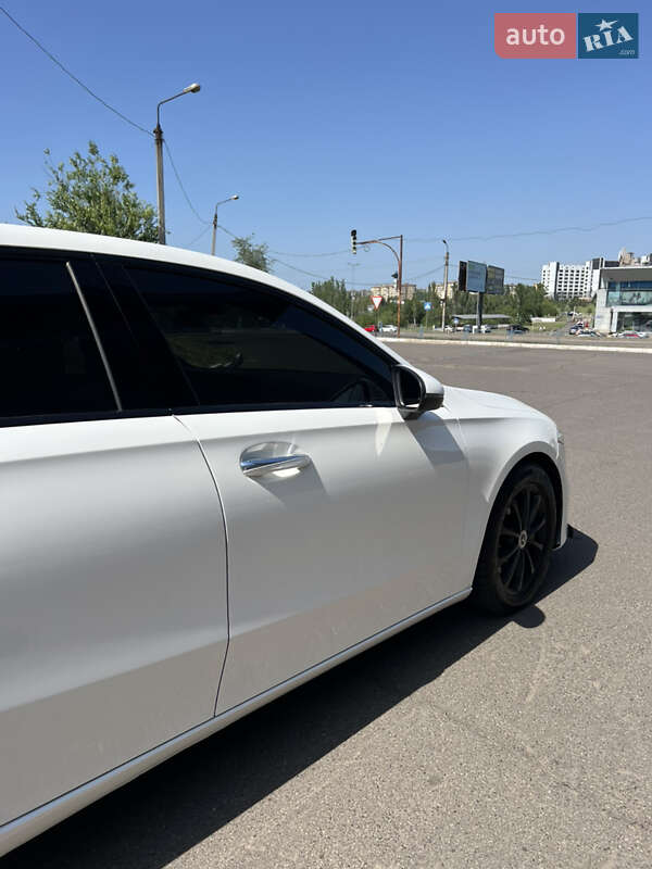 Седан Mercedes-Benz A-Class 2019 в Днепре