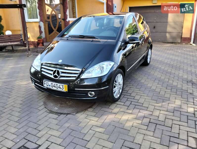 Хэтчбек Mercedes-Benz A-Class 2012 в 