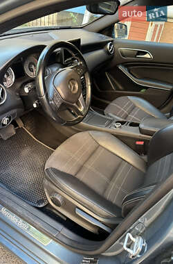Хэтчбек Mercedes-Benz A-Class 2012 в 