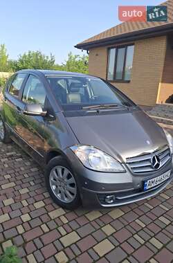 Хэтчбек Mercedes-Benz A-Class 2011 в 