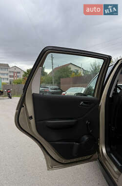 Хэтчбек Mercedes-Benz A-Class 2005 в  фото 34 Хэтчбек Mercedes-Benz A-Class 2005 в