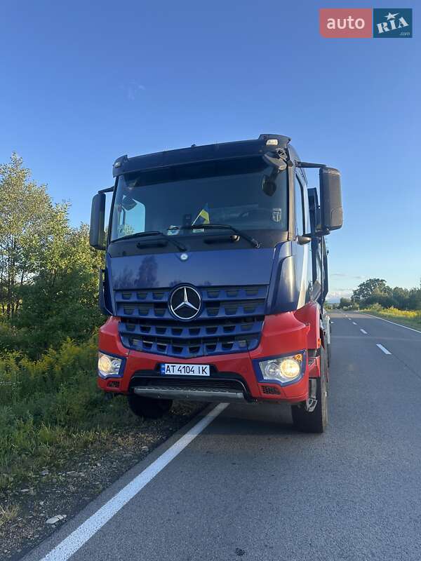Самоскид Mercedes-Benz Arocs 2015 в Івано-Франківську