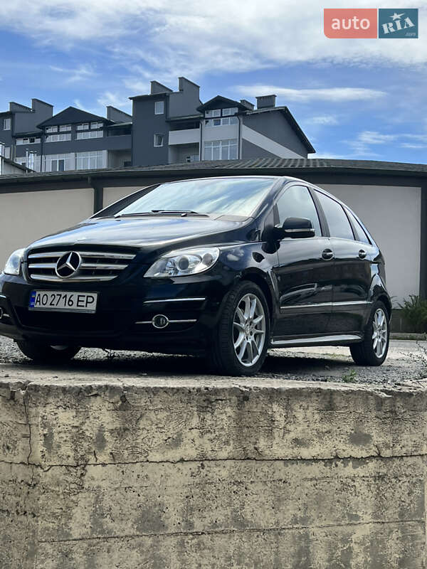 Хэтчбек Mercedes-Benz B-Class 2010 в 