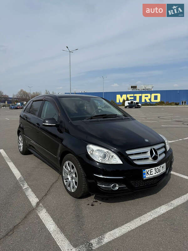 Хэтчбек Mercedes-Benz B-Class 2011 в 
