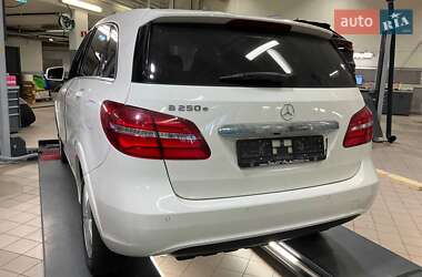 Хэтчбек Mercedes-Benz B-Class 2017 в 