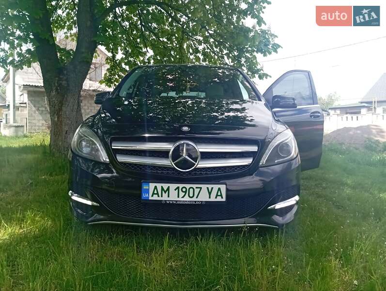 Хэтчбек Mercedes-Benz B-Class 2015 в 