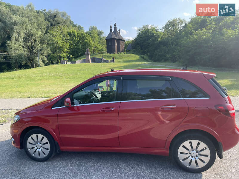 Хэтчбек Mercedes-Benz B-Class 2016 в 