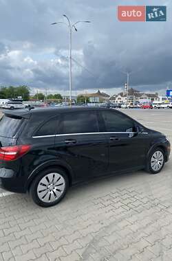 Хэтчбек Mercedes-Benz B-Class 2017 в 