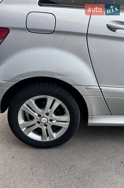 Хэтчбек Mercedes-Benz B-Class 2011 в 