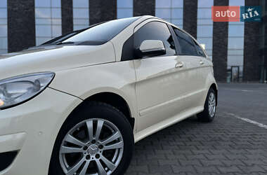 Хэтчбек Mercedes-Benz B-Class 2011 в 