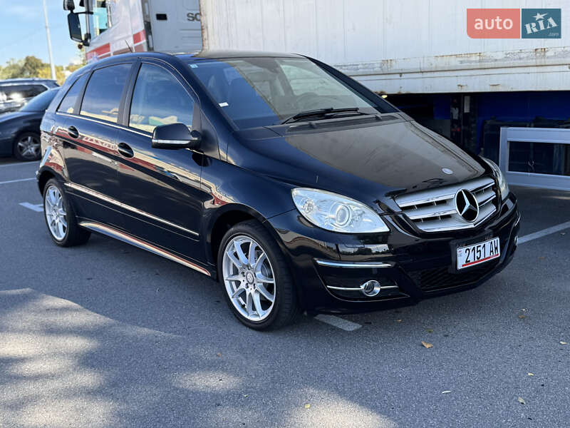Хэтчбек Mercedes-Benz B-Class 2010 в 