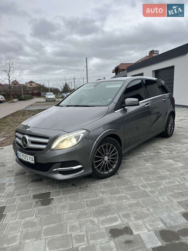 Хэтчбек Mercedes-Benz B-Class 2016 в 