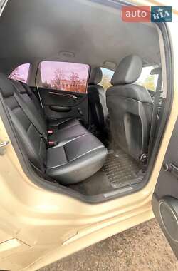 Хэтчбек Mercedes-Benz B-Class 2010 в 