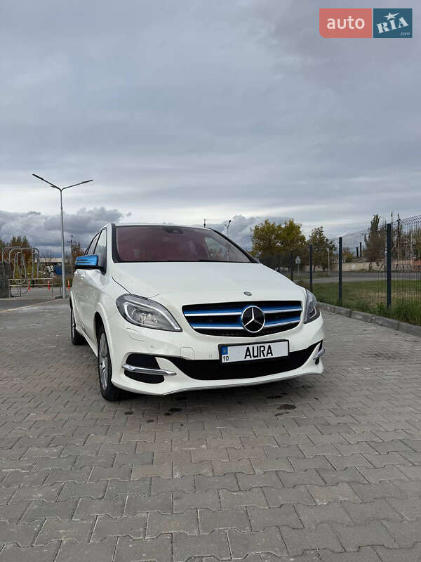 Хэтчбек Mercedes-Benz B-Class 2015 в 