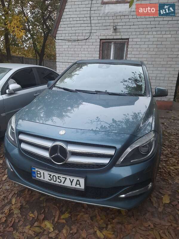Хетчбек Mercedes-Benz B-Class 2015 в  фото Хетчбек Mercedes-Benz B-Class 2015 в