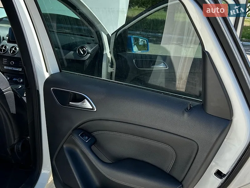 Mercedes-Benz B-Class 2015 VIN WDD2428901J005501 фото оголошення 25 з 59