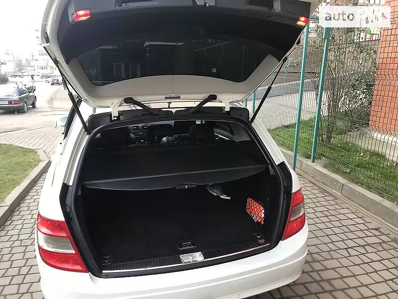 Універсал Mercedes-Benz C-Class 2010 в Чернівцях