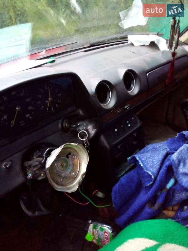 Седан Mercedes-Benz C-Class 1981 в Бориславе