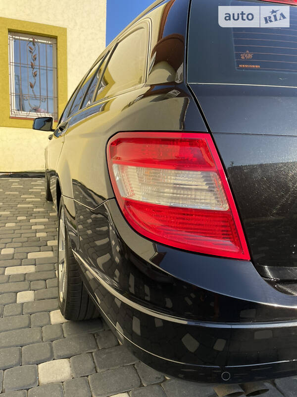 Універсал Mercedes-Benz C-Class 2010 в Чернівцях