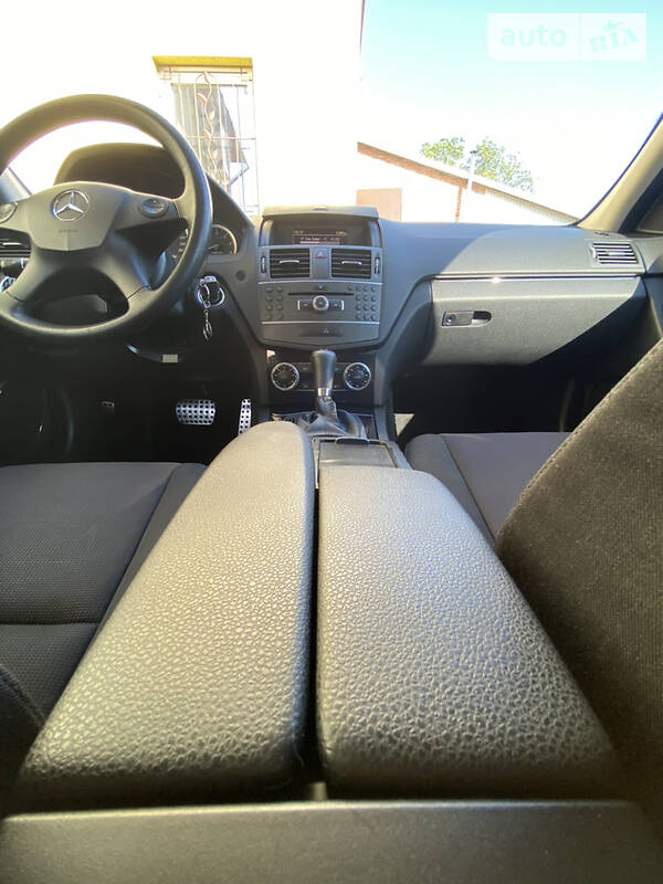 Універсал Mercedes-Benz C-Class 2010 в Чернівцях