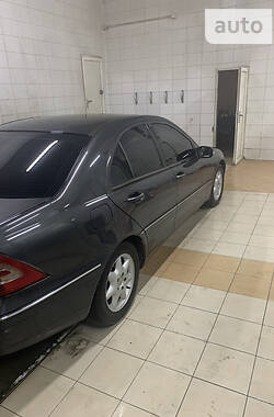 Седан Mercedes-Benz C-Class 2002 в Львові