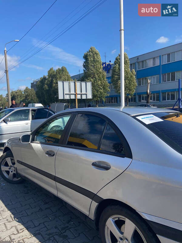 Седан Mercedes-Benz C-Class 2000 в Днепре