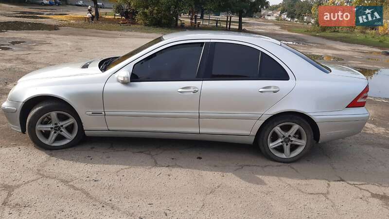 Седан Mercedes-Benz C-Class 2003 в Днепре