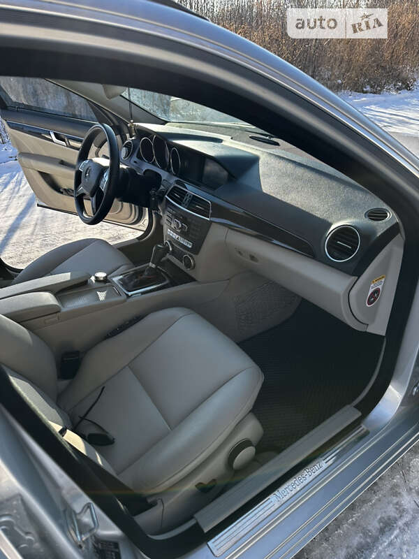 Універсал Mercedes-Benz C-Class 2011 в Чернівцях