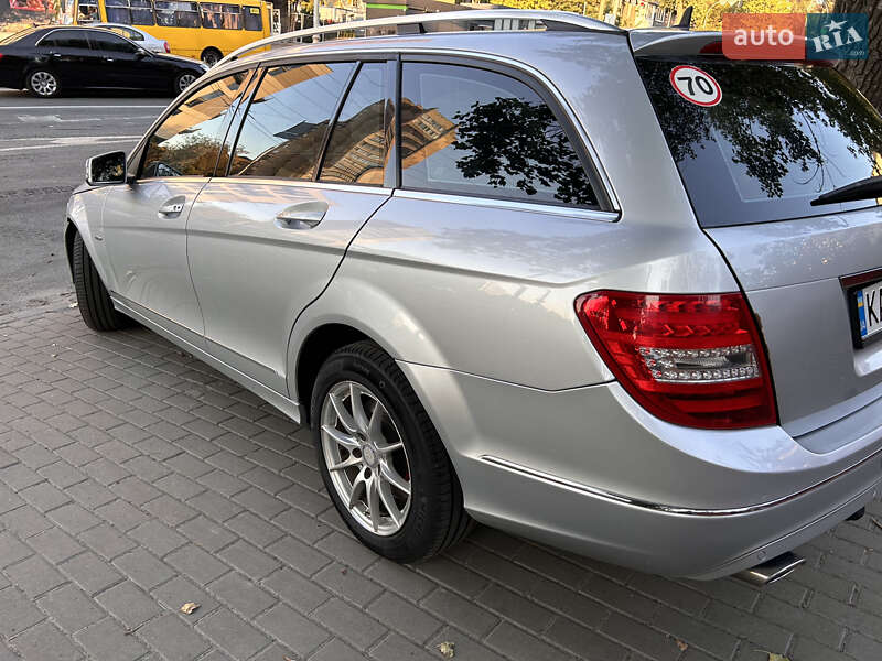 Універсал Mercedes-Benz C-Class 2011 в Києві