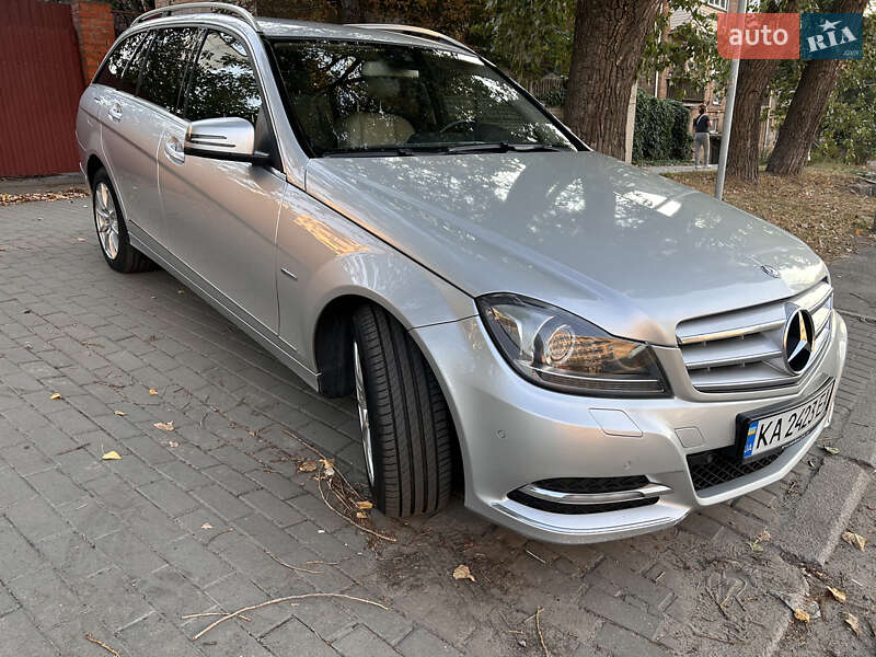 Універсал Mercedes-Benz C-Class 2011 в Києві
