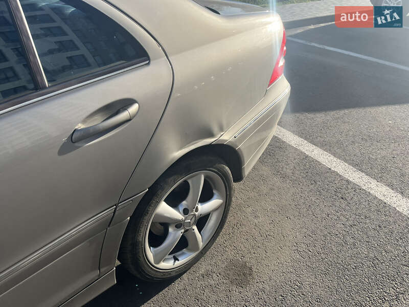 Седан Mercedes-Benz C-Class 2004 в Киеве