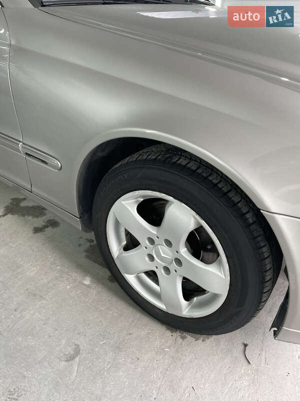 Седан Mercedes-Benz C-Class 2004 в Львове