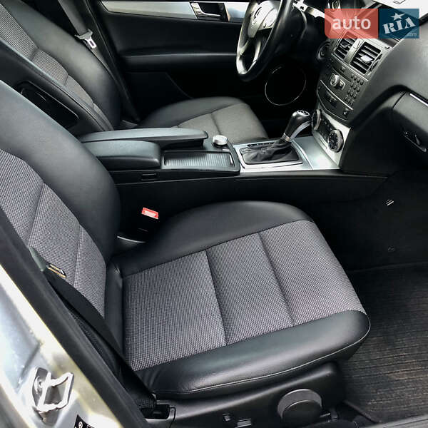 Седан Mercedes-Benz C-Class 2010 в Черновцах