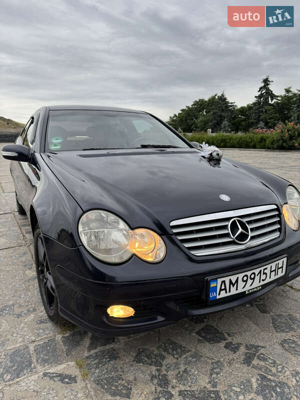 Купе Mercedes-Benz C-Class 2004 в 