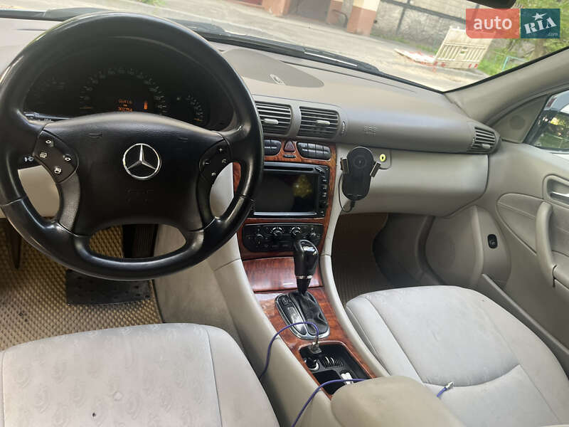 Седан Mercedes-Benz C-Class 2004 в Днепре