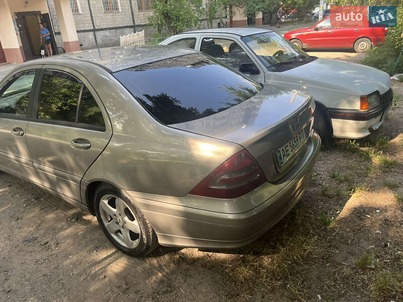 Седан Mercedes-Benz C-Class 2004 в Днепре