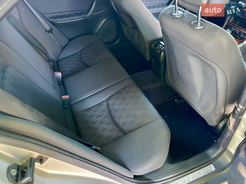 Седан Mercedes-Benz C-Class 2002 в Чернівцях