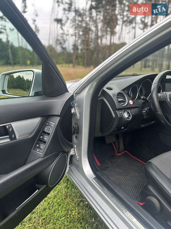Універсал Mercedes-Benz C-Class 2011 в Києві