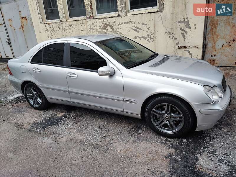 Mercedes-Benz C-Class 2004
