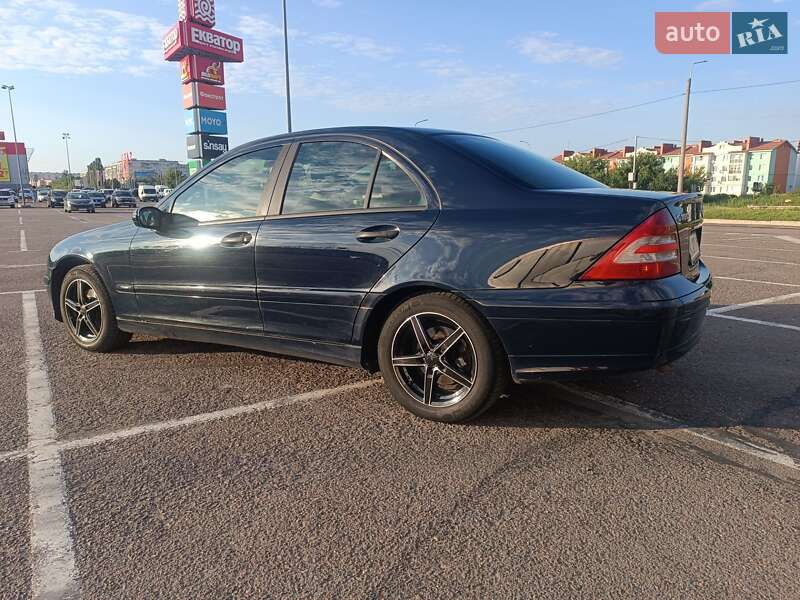 Седан Mercedes-Benz C-Class 2005 в Ровно