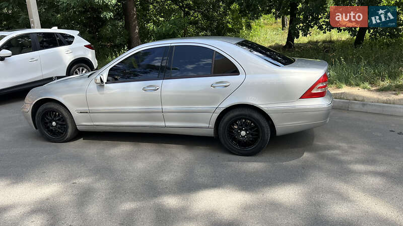 Седан Mercedes-Benz C-Class 2003 в Чернігові