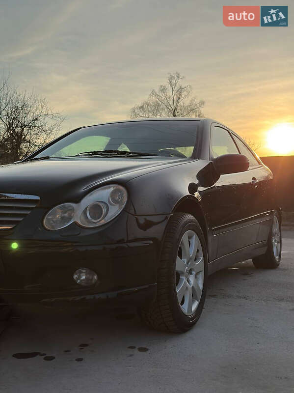 Купе Mercedes-Benz C-Class 2002 в Вишневом фото 5 Купе Mercedes-Benz C-Class 2002 в Вишневом