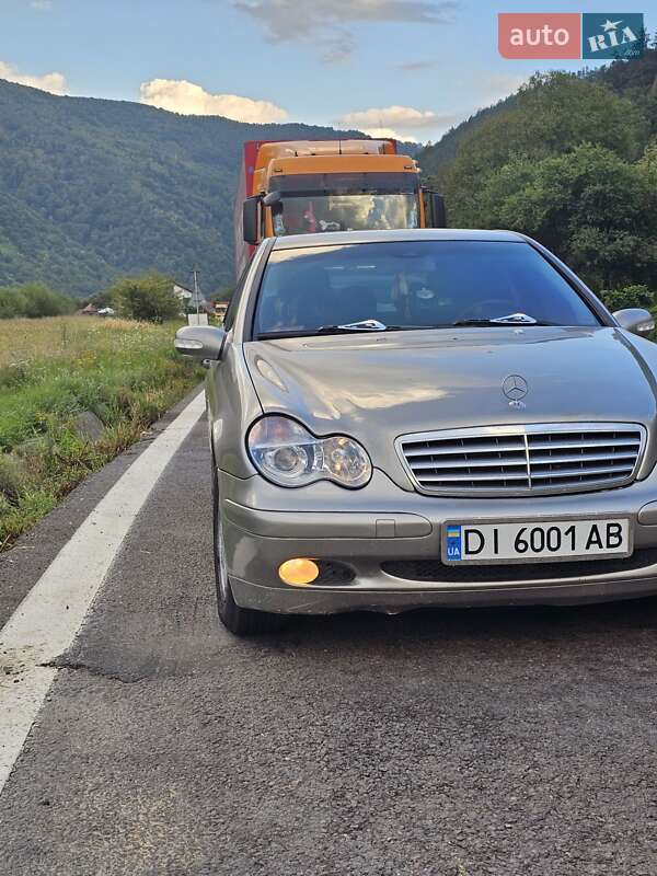 Седан Mercedes-Benz C-Class 2003 в Вараше